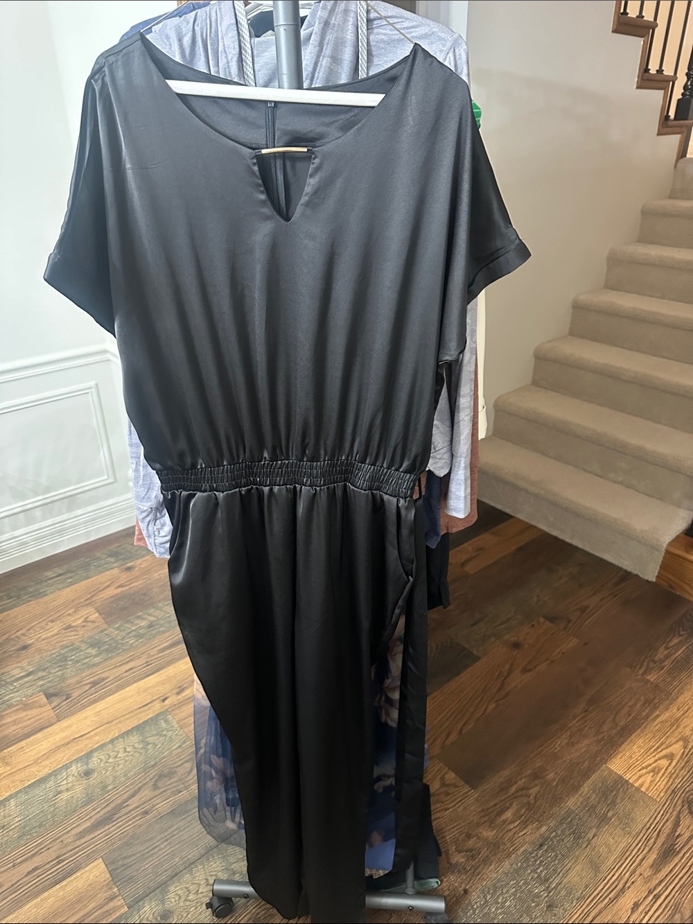 Black Short-Sleeve Elastic-Waist Maxi Dress with Keyhole Detail